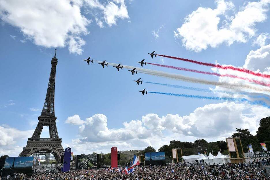 Eiffel Dorrea eta ehundaka pertsona Frantziako armadaren hegaldi unitate akrobatikoari begira. (Stephane DE SAKUTIN / AFP)