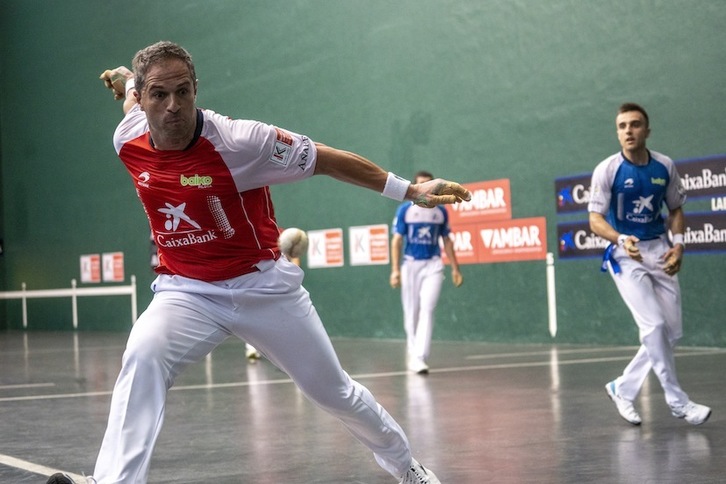 Aimar Olaizola hamar bat urte gaztetu zen Bastidako partidan emandako erakustaldiarekin. (Marisol RAMIREZ / FOKU)