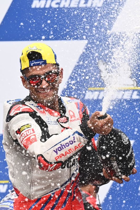 Jorge Martín celebra su primera victoria en MotoGP. (Joe KLAMAR / AFP PHOTO)