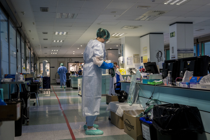 Sanitarias combatiendo el coronavirus en la UCI de Donostia. (Gorka RUBIO/FOKU)