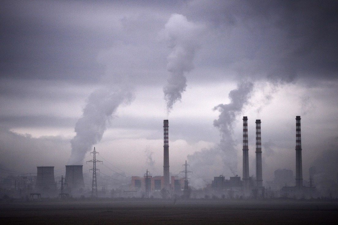 Emisiones de gases en varias plantas energéticas cerca de Sofía, en Bulgaria. (DIMITAR DILKOFF / AFP) 