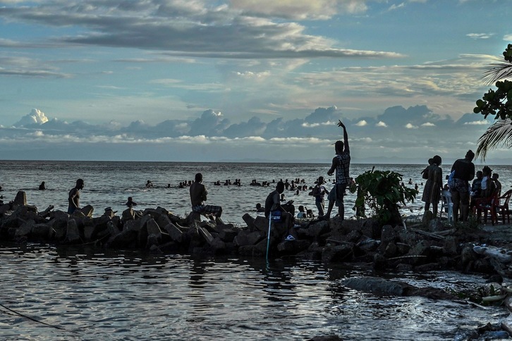Migrantes procedentes de Haití esperan en Necoclí, Colombia, un bote que los lleve a Capurgana, cerca de la frontera con Panamá, para seguir viaje hacia EEUU. El cambio climático está en el origen de muchas migraciones. (Joaquín SARMIENTO | AFP)