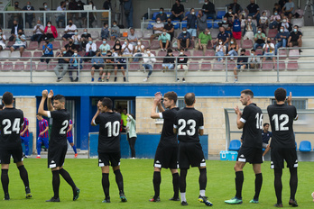 Amorebietako jokalariak zaleei agurtzen Eibarren aurkako lagunartekoan. (Monika DEL VALLE / FOKU)