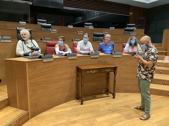Familiares de Enrique Cayuela en el Parlamento de Nafarroa. (NAIZ)