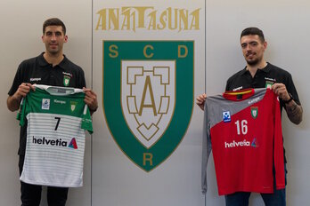 Bonanno y Bar posan con sus nuevas camisetas. (Twitter HELVETIA ANAITASUNA)