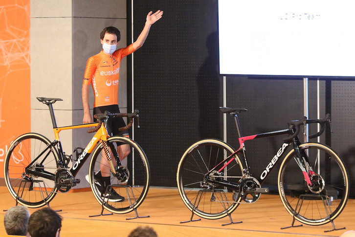 Mikel Bizkarra, en la presentación oficial del equipo Euskaltel-Euskadi. (Oskar MATXIN / FOKU)