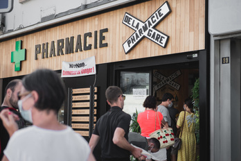 Les gens attendent pour se faire tester dans la pharmacie de la gare d'Hendaye. © Guillaume FAUVEAU