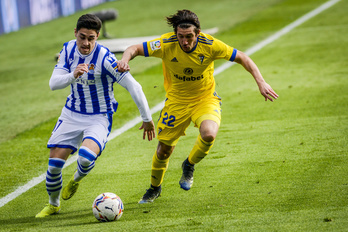 Martin Merquelanz pasa den denboraldiko neurketa batean, Cadizen aurka. (Gorka RUBIO / FOKU)