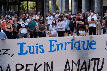 La concentración realizada este martes en Azpeitia para denunciar la muerte de Luis Enrique Soriano. (Jon URBE | FOKU)