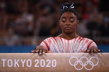Simone Biles gimnasta, Olinpiar Jokoeta oreka barrako proban lehiatzeko prest. (LIONEL BONAVENTURE / AFP)