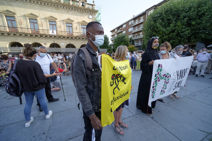 MIgrantes en la concentración de recuerdo del lunes en Irun. (Jon URBE | FOKU)