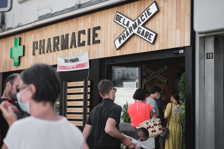 Cola de personas a la entrada de la farmacia situada frente a la estación de tren de Hendaia. (Guillaume FAUVEAU)