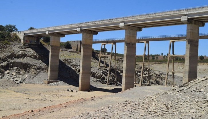 El embalse del Ribocayo, en Zamora, ha quedado bajo mínimos tras la actuación realizada por Iberdrola en los últimos meses.