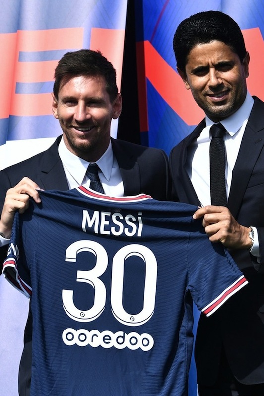 Messi y el presidente del PSG Nasser al Khelaifi, posan con la nueva camiseta del jugador argentino. (Stephane DE SAKUTIN / AFP PHOTO)