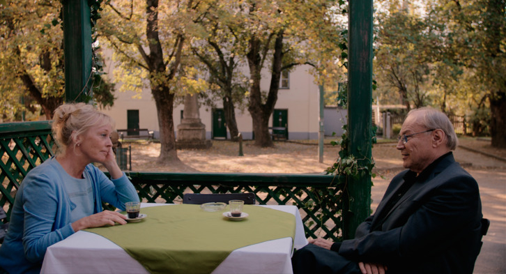 La maestra local (Éva Kerekes) y el médico (Klaus Maria Brandauer). (NAIZ)