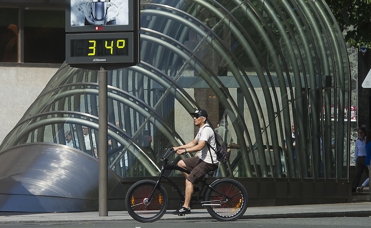 Las temperaturas que marcan los termómetros durante el verano quedan muy lejos todavía de la media anual. (Luis JAUREGIALTZO | FOKU)