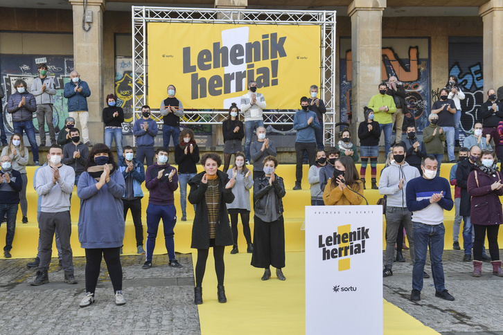 «Lehenik herria» lelopean, pandemiari buruz Sortuk Iruñean eginiko agerraldia. (Idoia ZABALETA | FOKU)