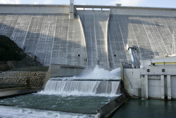 La presa del pantano de Itoitz, en Agoitz, que abastece la Central Hidroeléctrica de Toma del Canal. (Iñigo URIZ | FOKU)