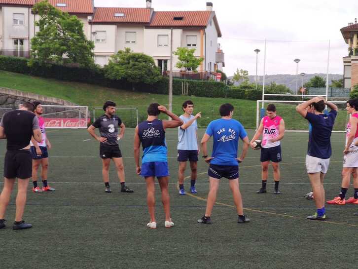 Gorka Bueno da instrucciones a sus jugadores durante un entrenamiento en el campo de Puio, en Donostia. (NAIZ) 