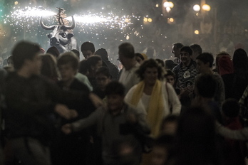 Calles repletas disfrutando de un zezenzusko en Aste Nagusia de Donostia. (Jagoba MANTEROLA/FOKU)