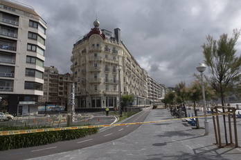 Los alojamientos turísiticos tiran hacia arriba de los precios respecto a julio de 2020. En la imagen, el Hotel Londres, en Donostia. (Gorka RUBIO / FOKU)