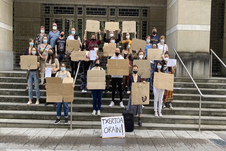 UPV/EHUko Erasmus ikasleak txerto eskean. (@izarlizarralde)