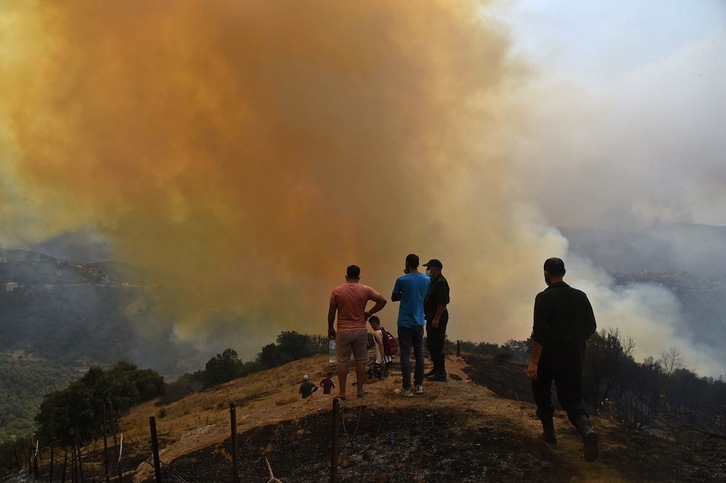 Los incendios siguen afectando con especial dureza a Cabilia. (Ryad KRAMDI/AFP) 