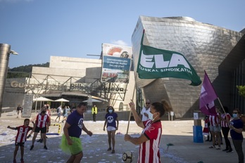 Las limpiadoras del Guggenheim juegan un partido de fútbol para denunciar la precariedad laboral. (Jaizki FONTANEDA/FOKU)