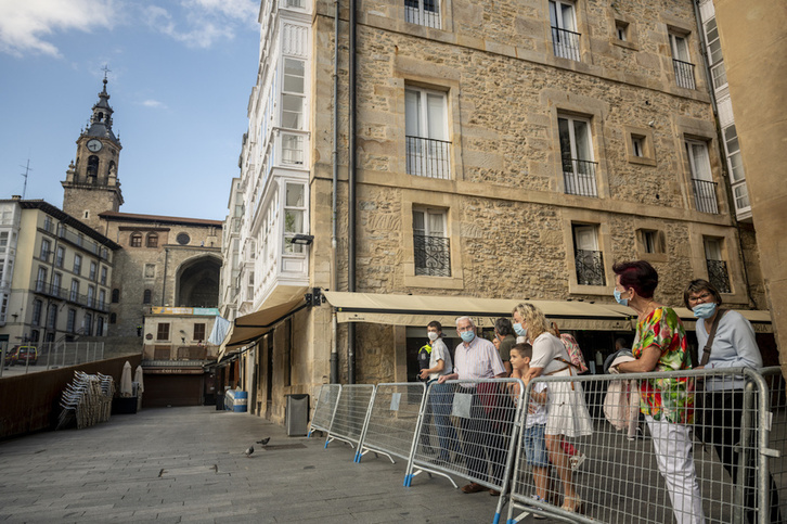 Un grupo de personas aguarda en una vallada plaza de la Virgen Blanca el pasado día 4. (Jaizki FONTANEDA / FOKU)