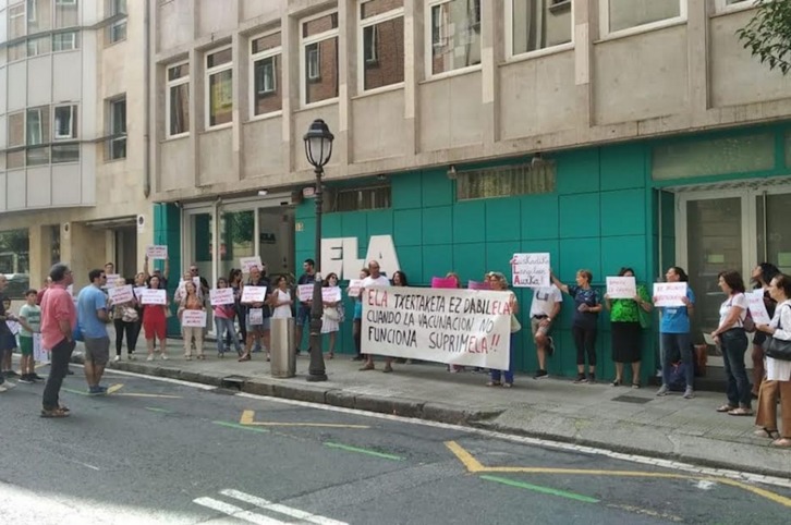 Bizitza plataformaren elkarretaratzea ELAren kontra, covid-19 txertaketa dela eta.