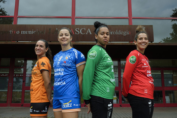 Ezkerretik eskuinera, Esther Arrojeria, Alba Menendez, Alice Fernandes da Silva eta Maddi Aalla denboraldi berriko elastikoarekin. (Jon URBE / FOKU)