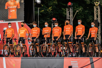 El Euskaltel Euskadi, en la presentación de equipos en su regreso a la Vuelta con Luis Ángel Maté, Xabier Mikel Azparren, Antonio Jesús Soto, Juanjo Lobato, Gotzon Martín, Mikel Iturria, Joan Bou y Mikel Bizkarra. (Markel BAZANBIDE/Fundación EUSKADI)