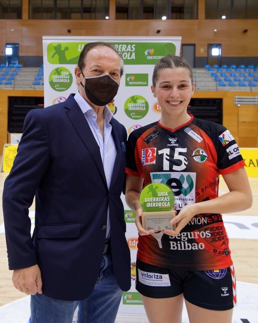 Maide Barros, pasa den denboraldiko bigarren faseko 7. jardunaldiko jokalari onenaren saria jasotzen. (@CBMZUAZO)