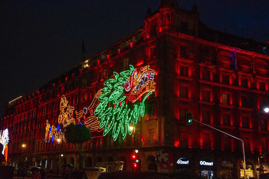 Representación de la serpiente emplumada en el alumbrado con motivo del aniversario. (Claudio CRUZ/AFP)