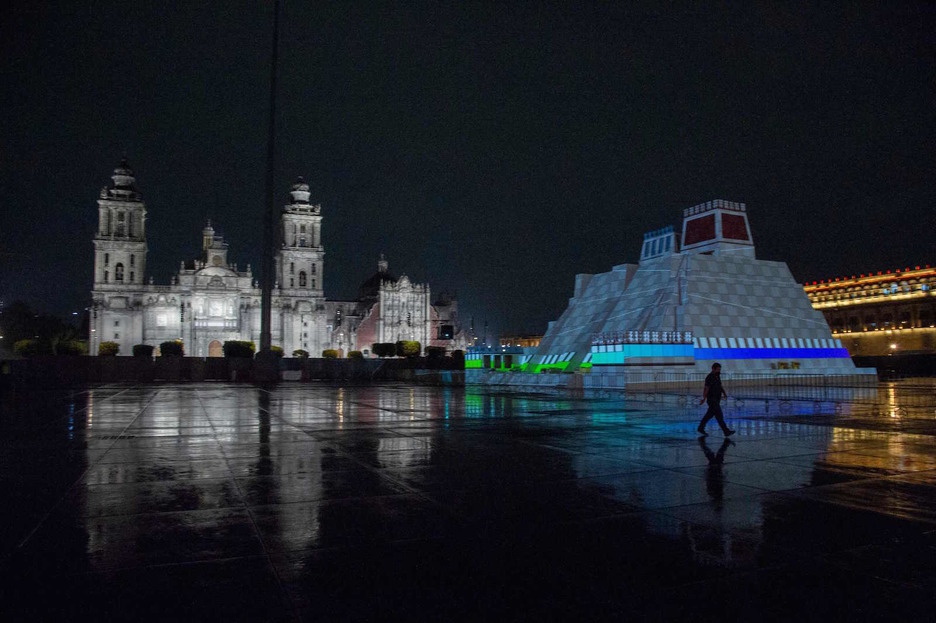 Representación del Templo Mayor instalada en el centro del Zócalo. (Claudio CRUZ/AFP)