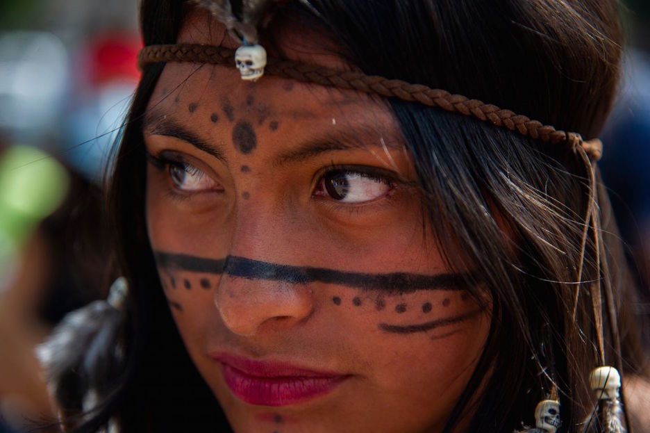 Una de las participantes en las ceremonias de conmemoración. (Claudio CRUZ/AFP)