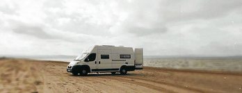 Peugeot Boxer 435 furgoneta, hondartzan aparkatuta (FLÂNEUSE)