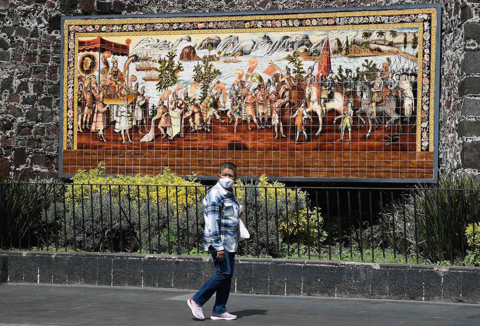 Reproducción de la obra ‘El encuentro de Hernán Cortés y Moctezuma’ del pintor Juan Correa. (Alfredo ESTRELLA/AFP)