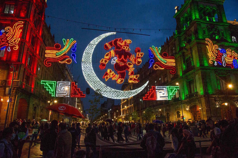 Distintas deidades aparecen representadas en el alumbrado. (Claudio CRUZ/AFP)