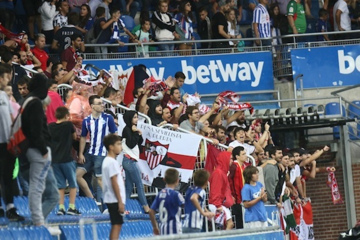 Aún resta para ver Mendizorrotza tan lleno, pero por algo se empieza. (Endika PORTILLO / FOKU)