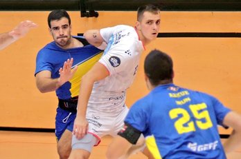 Ataque del Bidasoa-Irun ante Fenis Toulouse. (@CDBIDASOAIRUN)