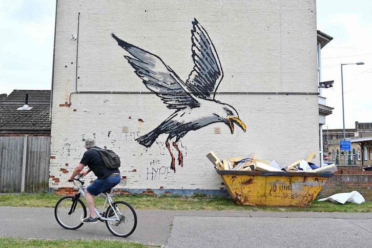 Una de las obras pintadas por Banksy. ( JUSTIN TALLIS / AFP)