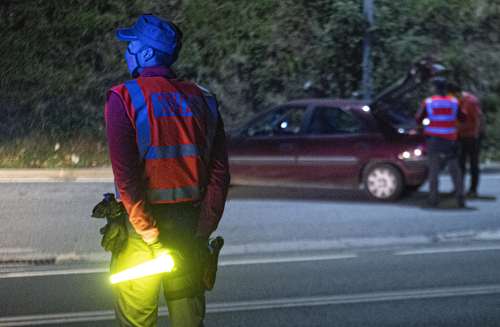 Operación de la Policía Foral en uno de los toques de queda de estos meses. (Jagoba MANTEROLA | FOKU)