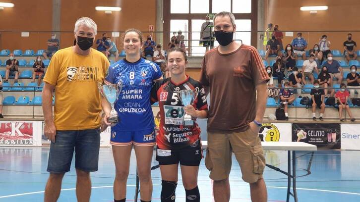 Bera Berako eta Zuazoko kapitainak txapeldun eta txapeldunordearen garaikurrekin. (@CBMZUAZO)