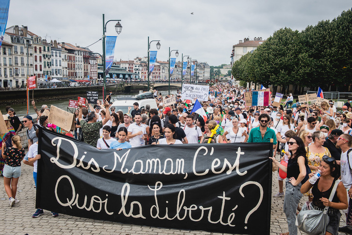 Milaka lagun bildu dira Baionan osasun pasearen kontra. (Guillaume FAUVEAU)