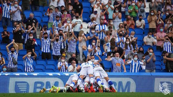 Aficionados y jugadores txuriurdines celebran el gol de Karrikaburu. (Real Sociedad)