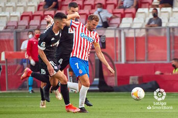 Irazabal pugna con Stuani, autor del primer gol local. (LaLiga)
