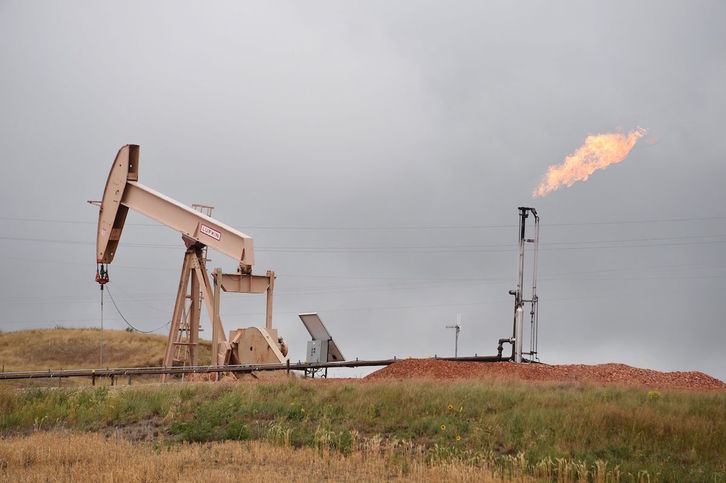 Una bomba de extracción de petróleo en Dacota del Norte. El petróleo es otra de las materias primas más estimadas por los especuladores. (Robyn BECK/AFP)