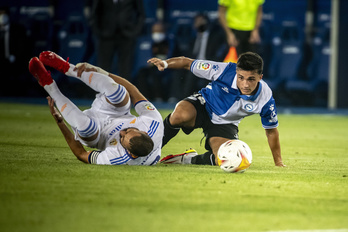 Manu García, tras una dura entrada a Benzema, protagpnista del encuentro. (Jaizki FONTANEDA/FOKU)