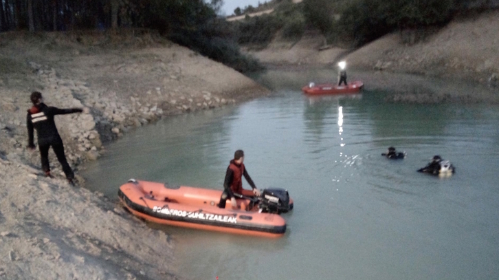 El operativo de los bomberos para recuperar el cuerpo.